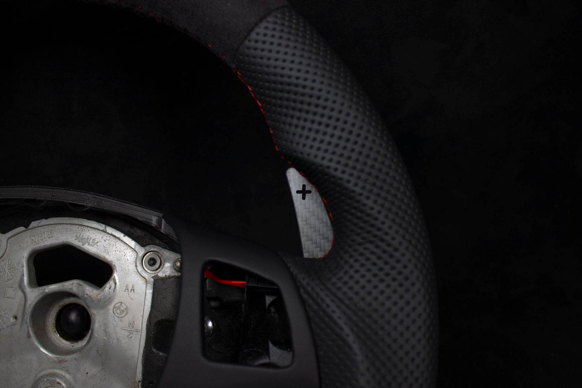 BMW E8X/E9X Alcantara/Skinn Ratt, Rød Detaljer Magnetiske Paddles - LZ-Customs