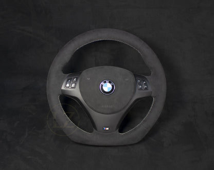 BMW E8X/E9X M-Performance Alcantara Ratt Hvite sømmer - LZ-Customs