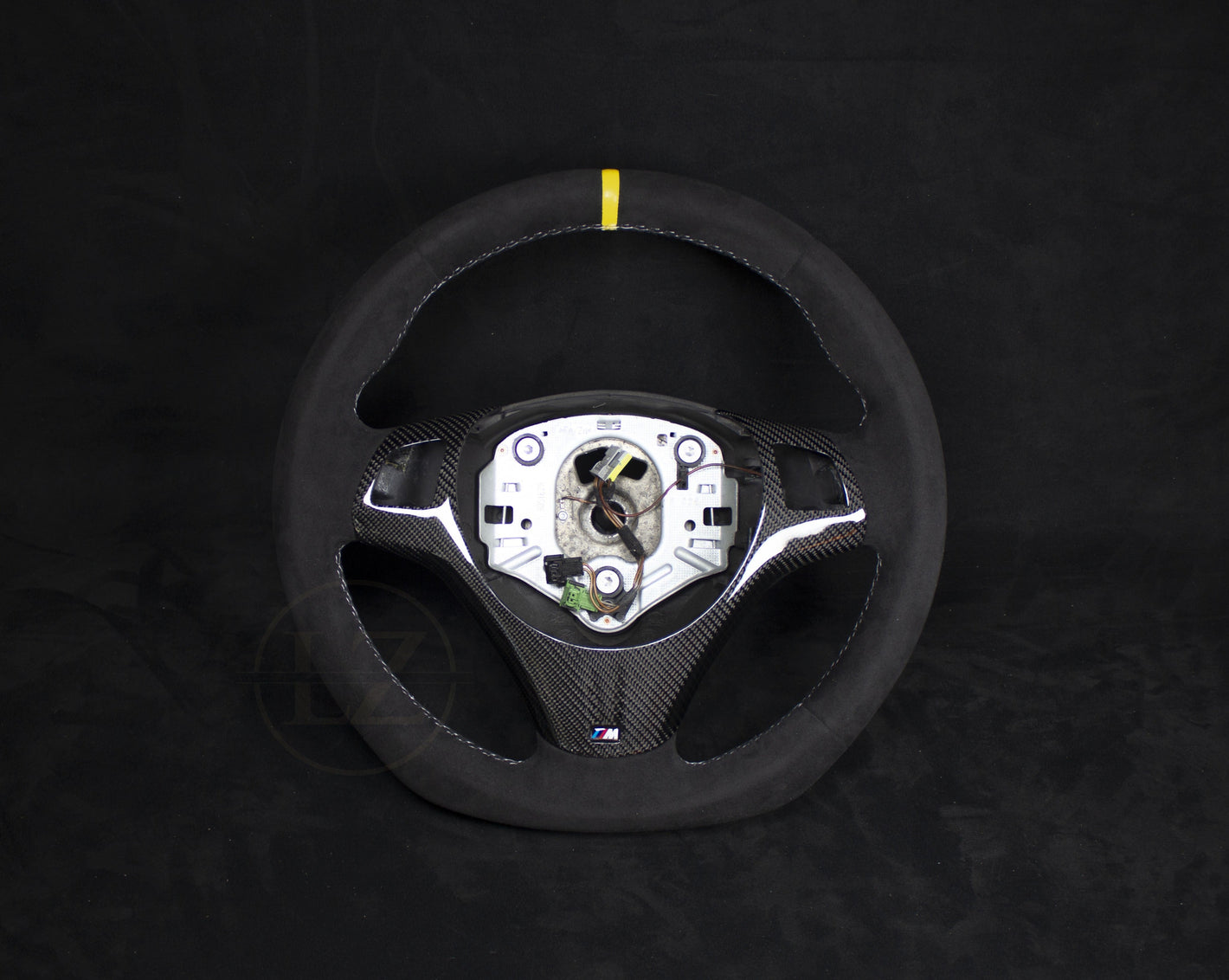 BMW E8X/E9X M-Performance Alcantara Ratt Hvite sømmer Gul stripe - LZ-Customs