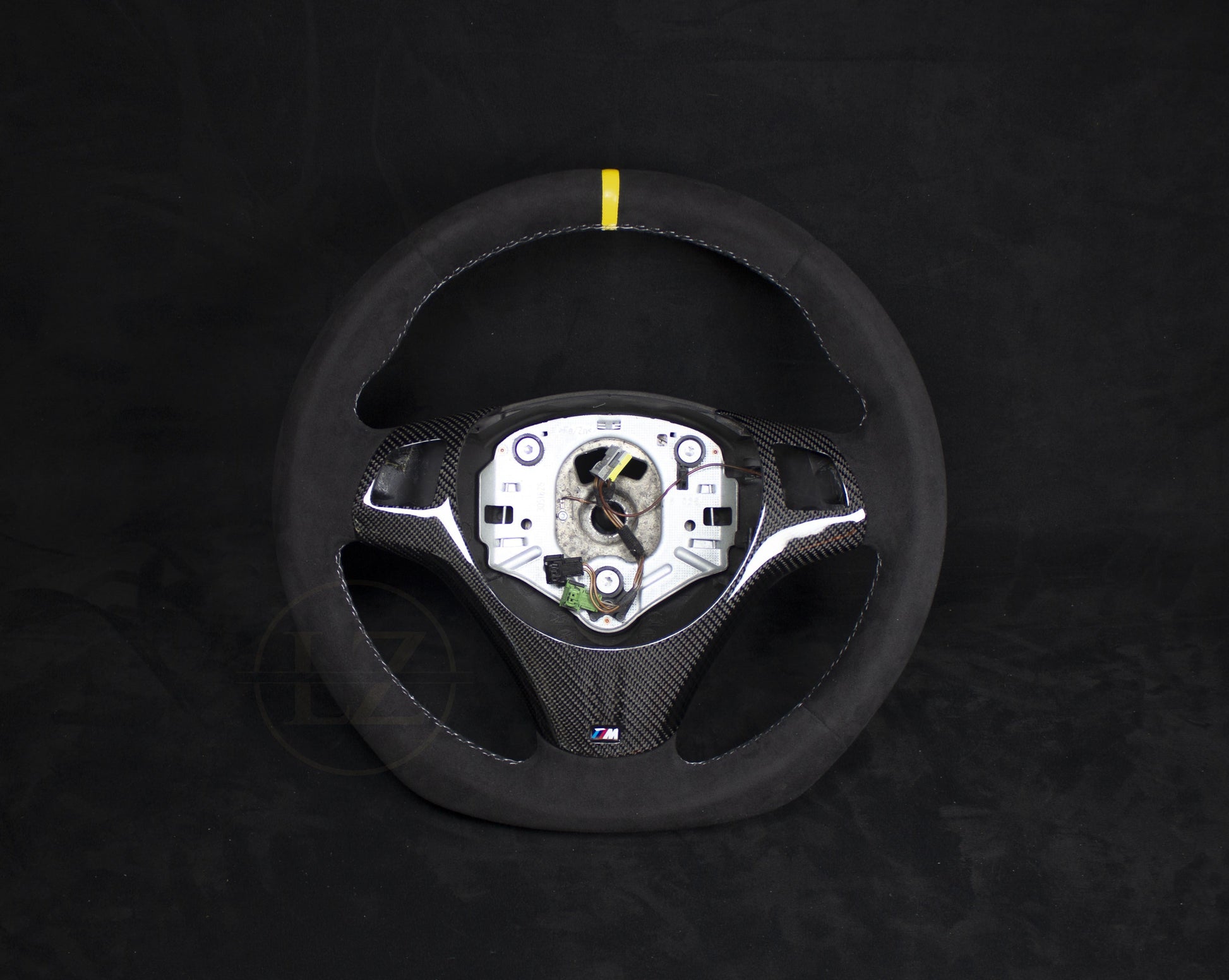 BMW E8X/E9X M-Performance Alcantara Ratt Hvite sømmer Gul stripe - LZ-Customs