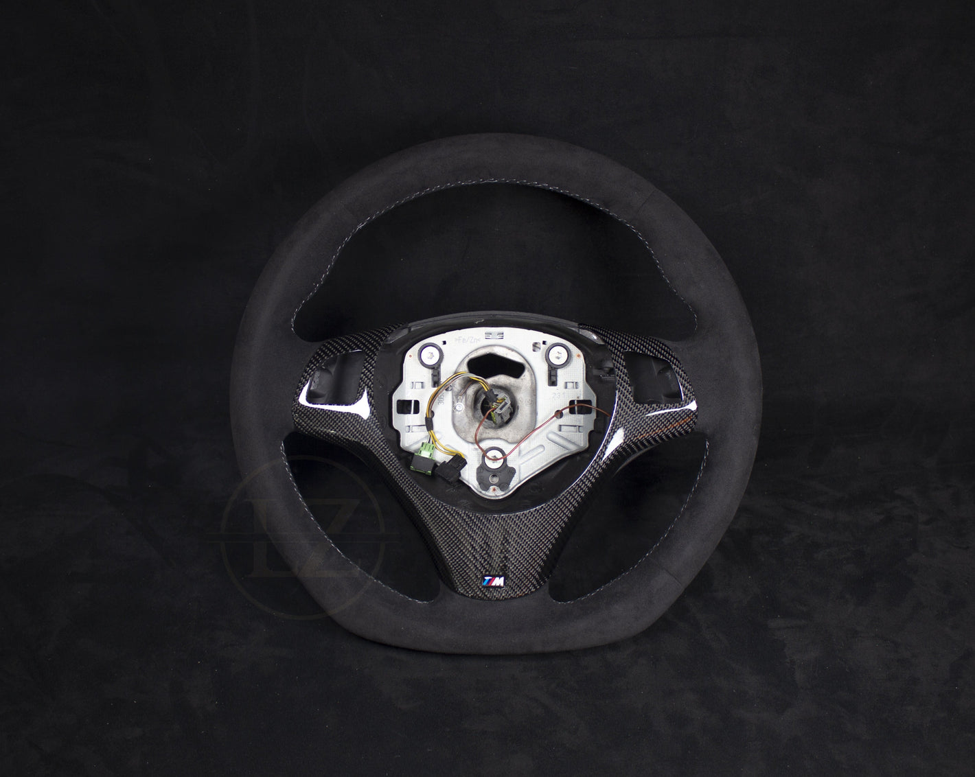 BMW E8X/E9X M-Performance Alcantara Ratt Hvite sømmer Carbon Rattdeksel - LZ-Customs