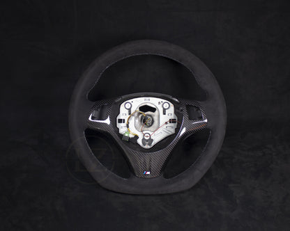 BMW E8X/E9X M-Performance Alcantara Ratt Hvite sømmer Carbon Rattdeksel - LZ-Customs