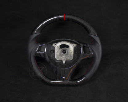 BMW E8X/E9X Carbon/Skinn Ratt, Røde detaljer - LZ-Customs