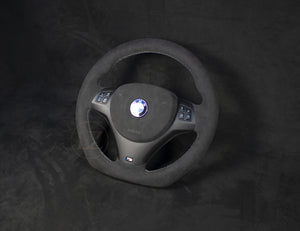 BMW E8X/E9X M-Performance Alcantara Ratt Hvite sømmer - LZ-Customs