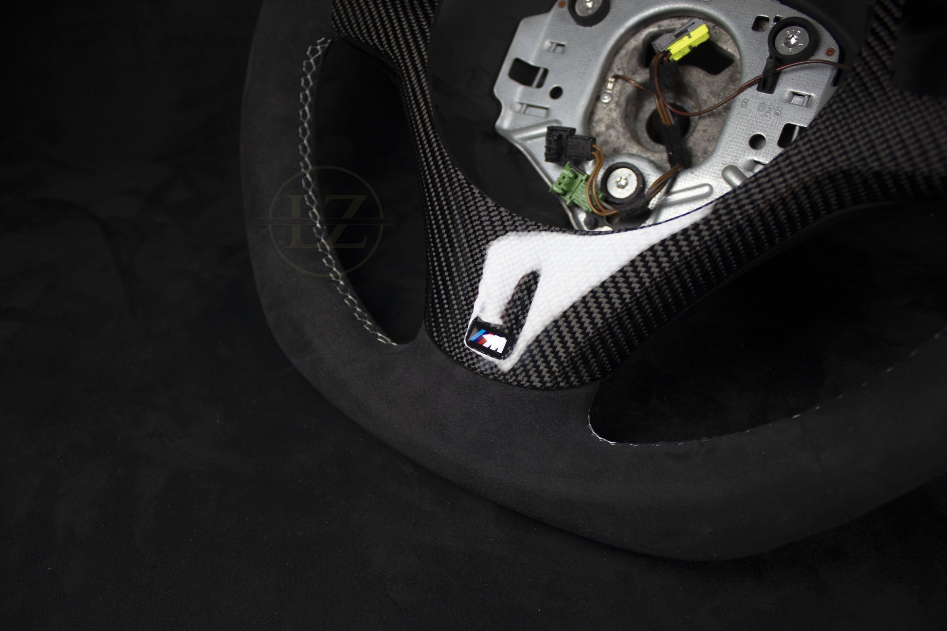 BMW E8X/E9X M-Performance Alcantara Ratt Hvite sømmer Gul stripe - LZ-Customs