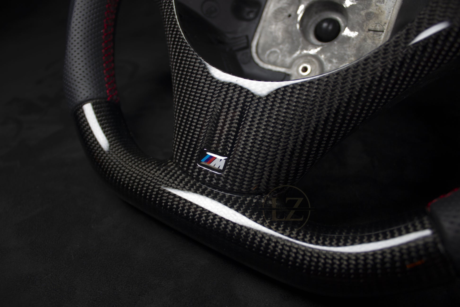 BMW E8X/E9X Carbon/Skinn Ratt, Røde detaljer - LZ-Customs