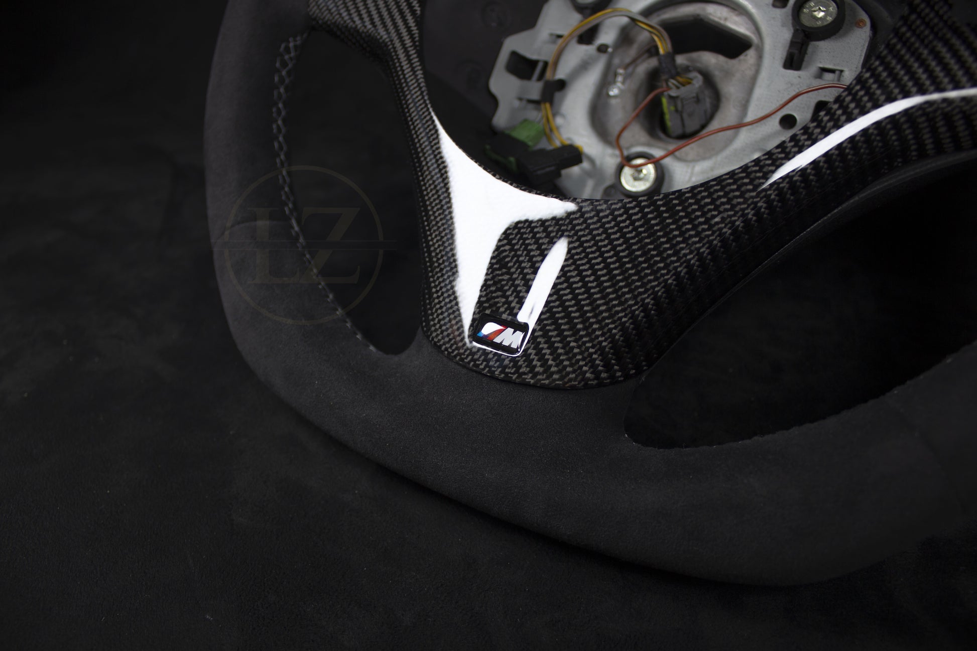 BMW E8X/E9X M-Performance Alcantara Ratt Hvite sømmer Carbon Rattdeksel - LZ-Customs