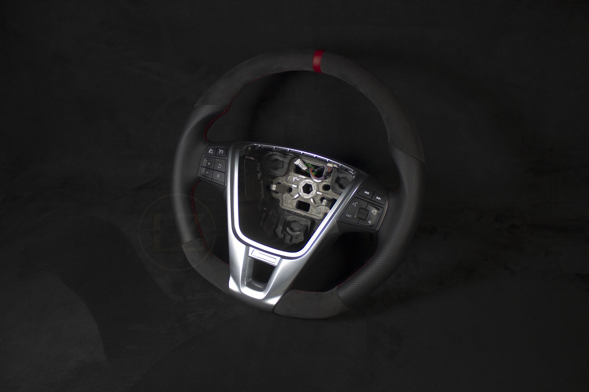 Volvo Alcantara/Skinn Ratt Røde Detaljer - LZ-Customs