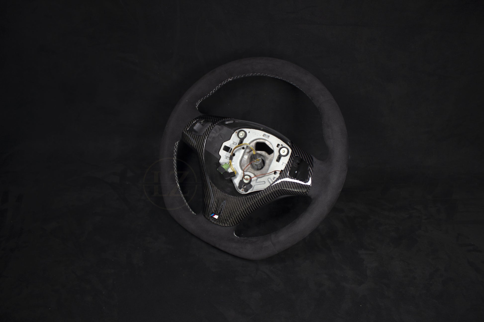 BMW E8X/E9X M-Performance Alcantara Ratt Hvite sømmer Carbon Rattdeksel - LZ-Customs