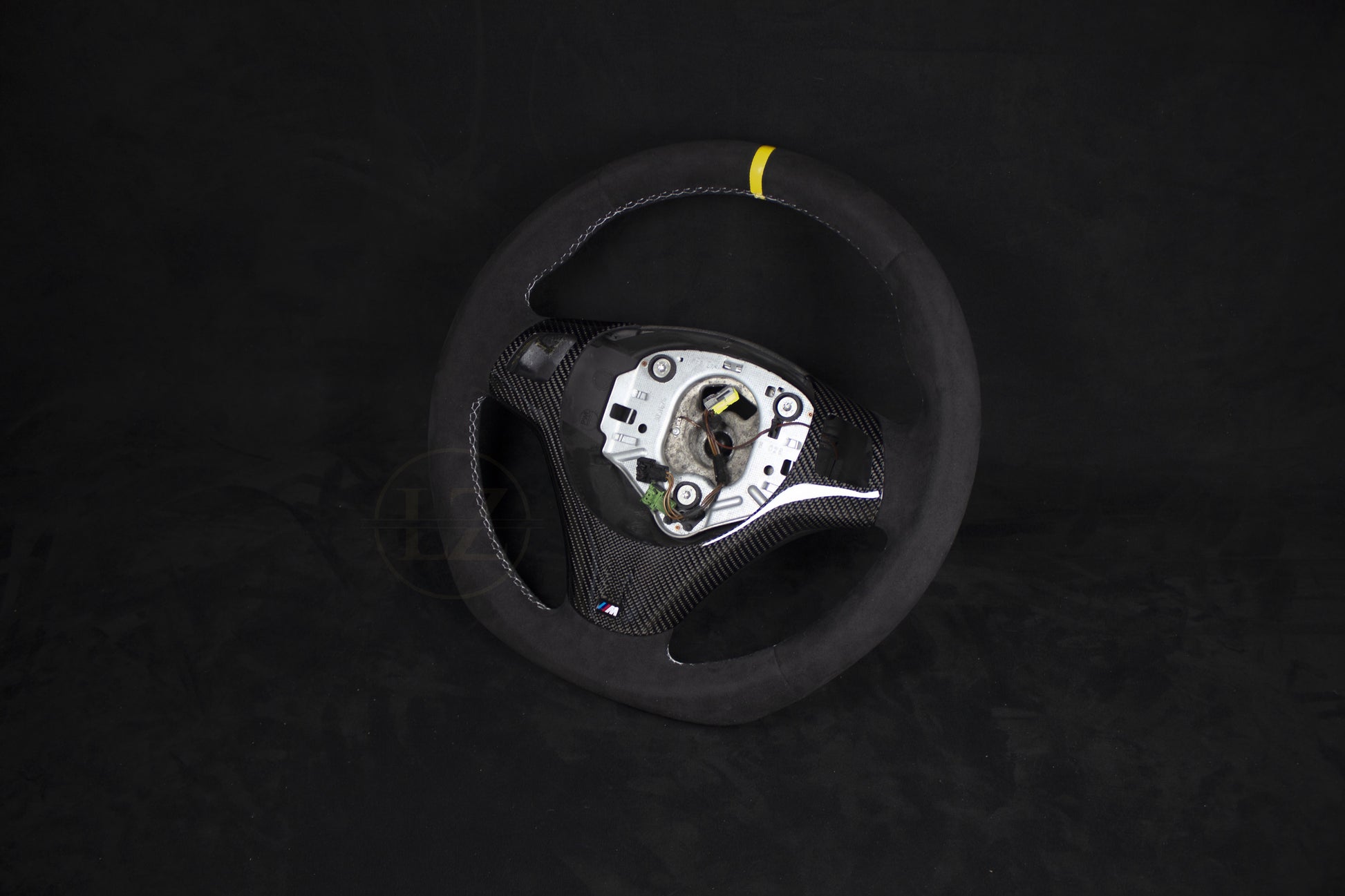 BMW E8X/E9X M-Performance Alcantara Ratt Hvite sømmer Gul stripe - LZ-Customs