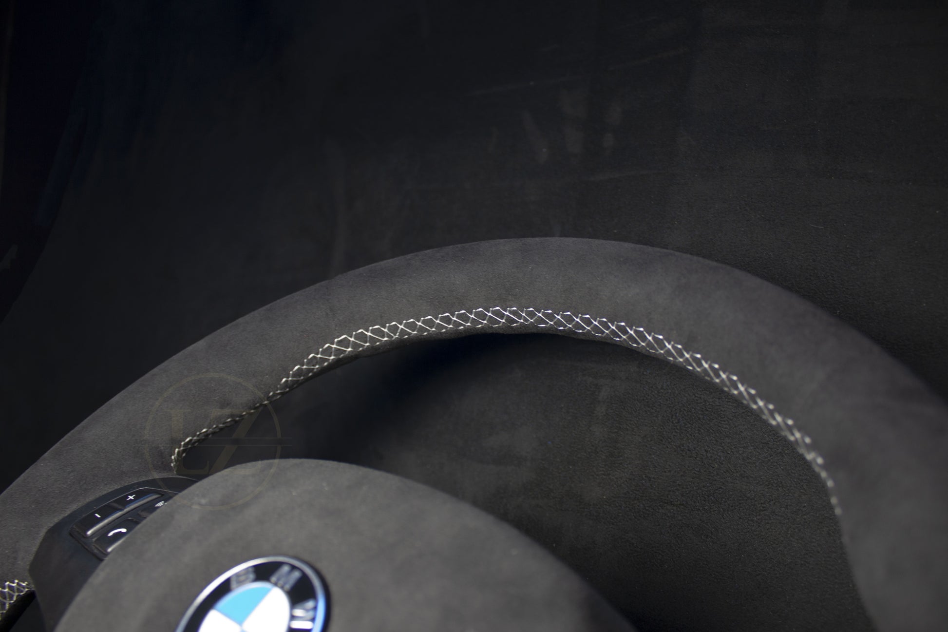 BMW E8X/E9X M-Performance Alcantara Ratt Hvite sømmer - LZ-Customs