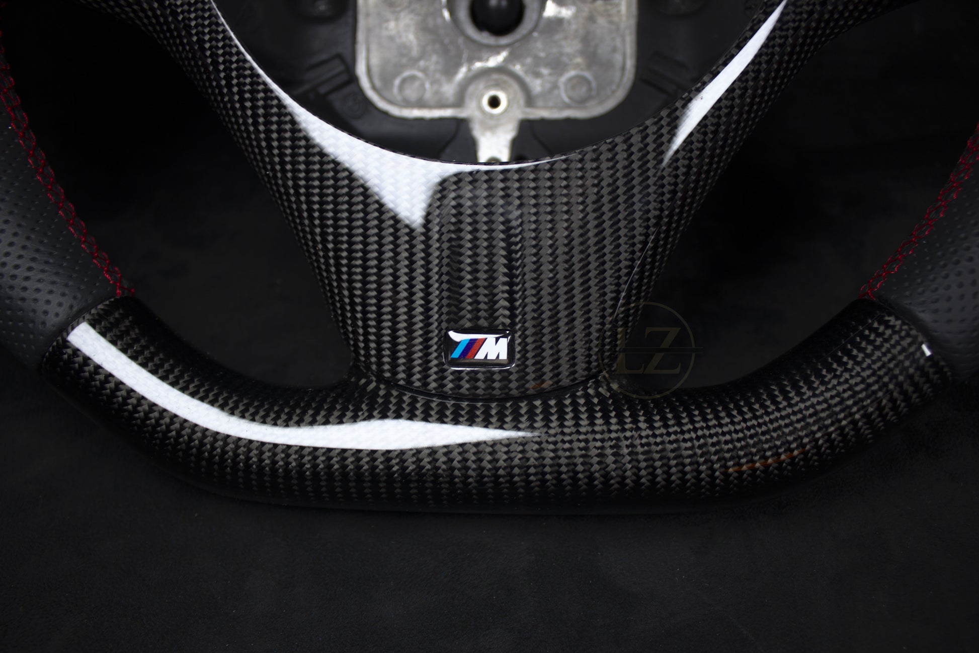 BMW E8X/E9X Carbon/Skinn Ratt, Røde detaljer - LZ-Customs