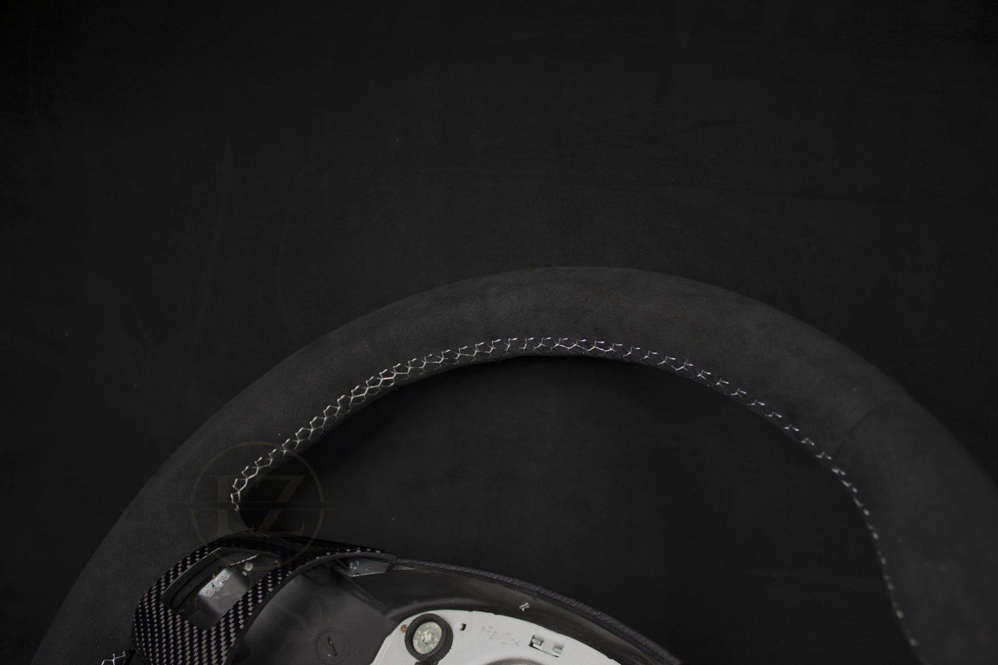 BMW E8X/E9X M-Performance Alcantara Ratt Hvite sømmer Carbon Rattdeksel - LZ-Customs