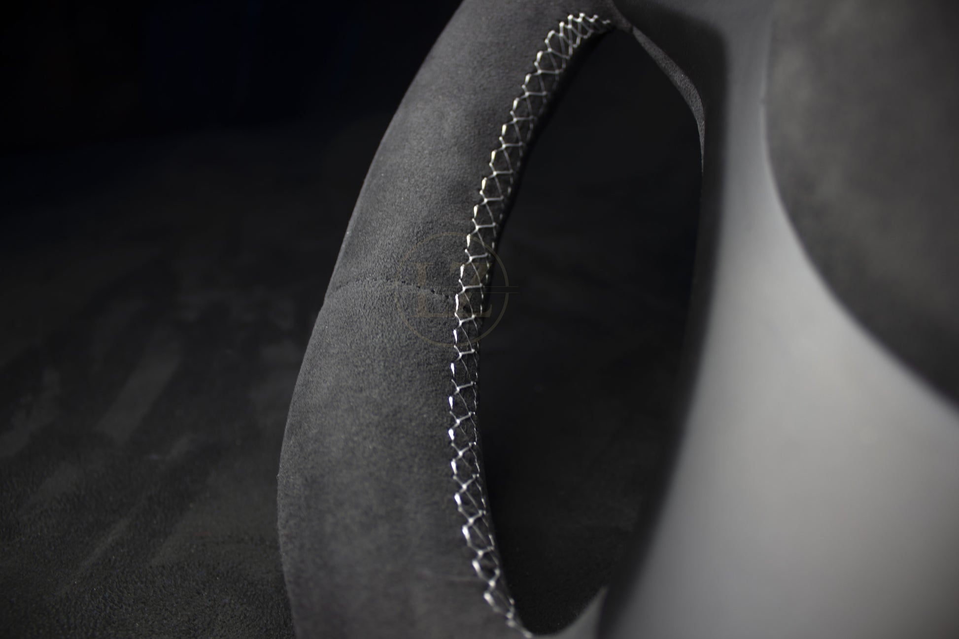 BMW E8X/E9X M-Performance Alcantara Ratt Hvite sømmer - LZ-Customs