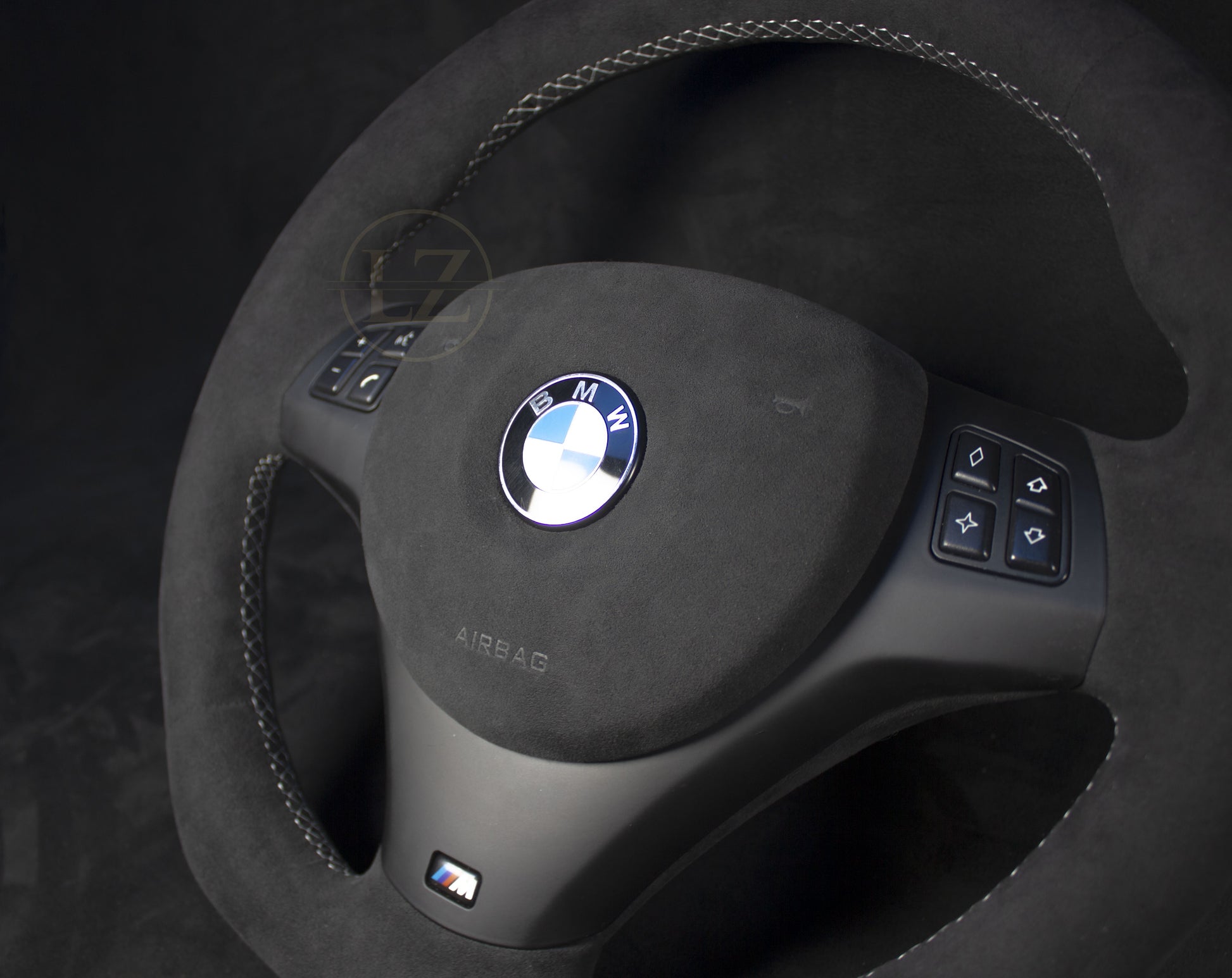 BMW E8X/E9X M-Performance Alcantara Ratt Hvite sømmer - LZ-Customs