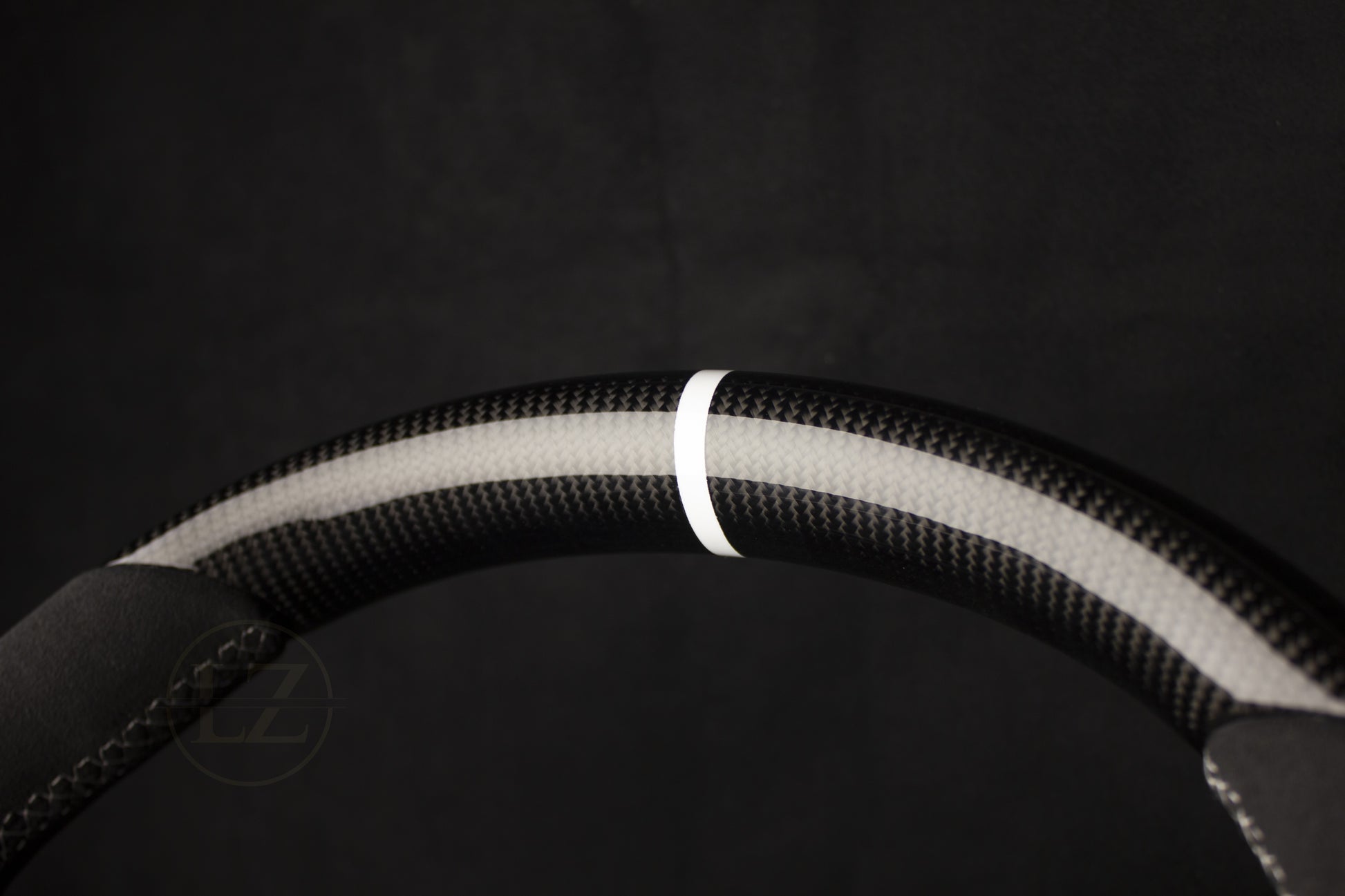 Tesla Model 3/Y Alcantara/Carbon Ratt Hvite Detaljer - LZ-Customs