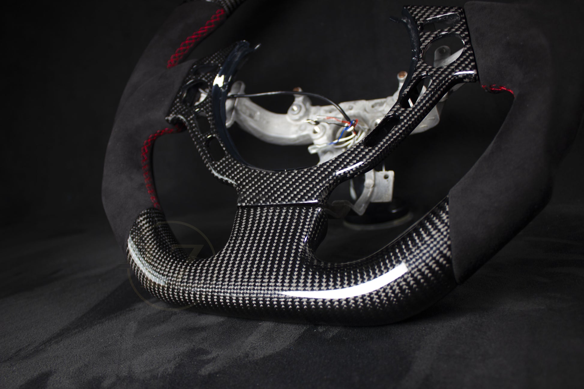 Nissan GTR R35 Alcantara/Carbon LED ratt - LZ-Customs