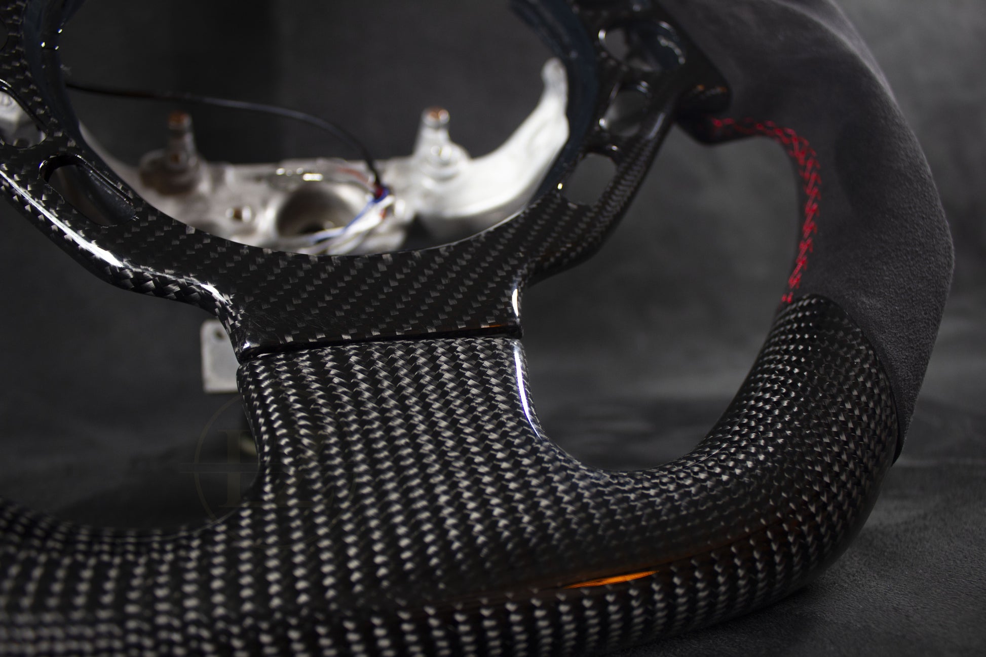 Nissan GTR R35 Alcantara/Carbon LED ratt - LZ-Customs